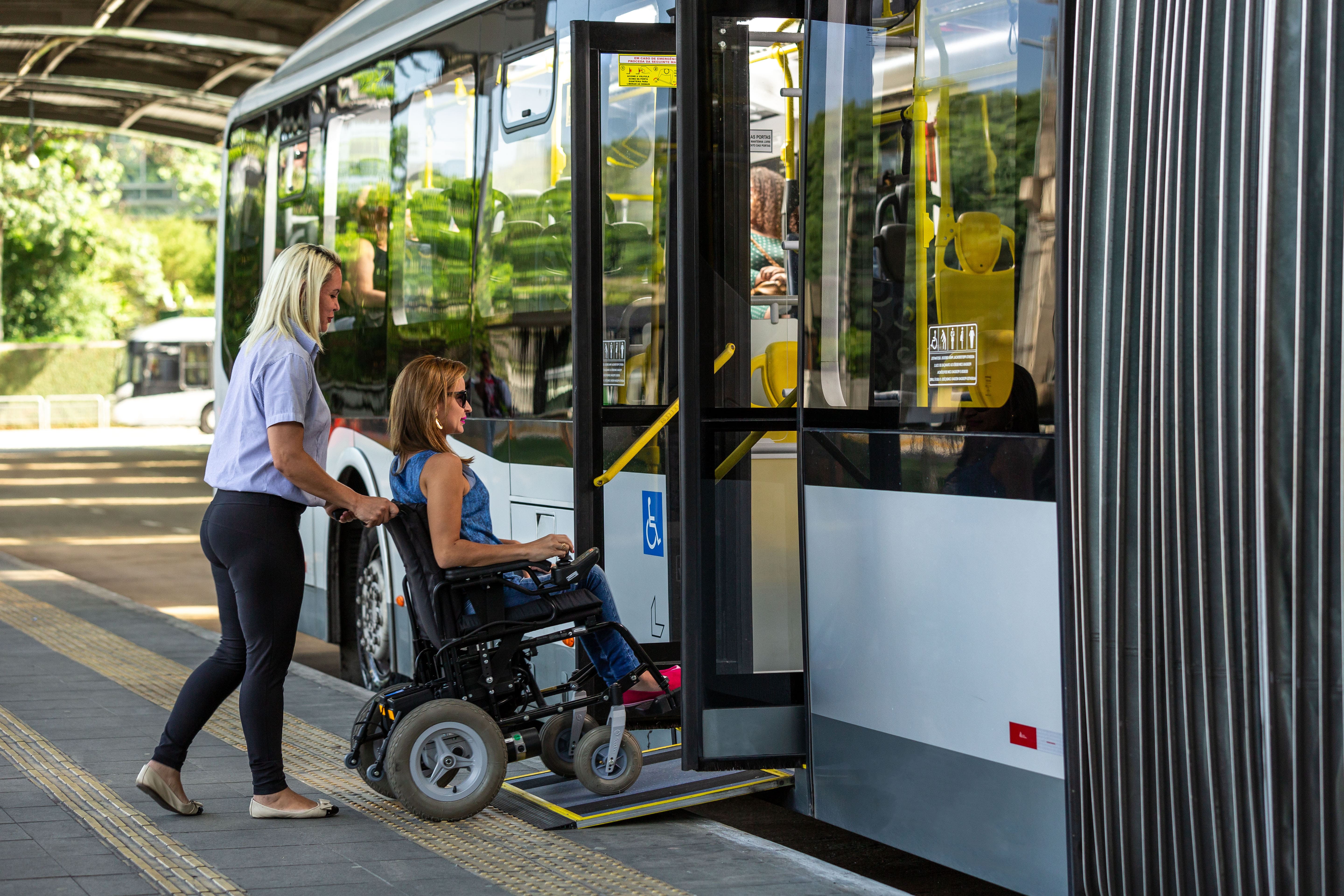 Personas diversas utilizando diferentes medios de transporte en una ciudad moderna
